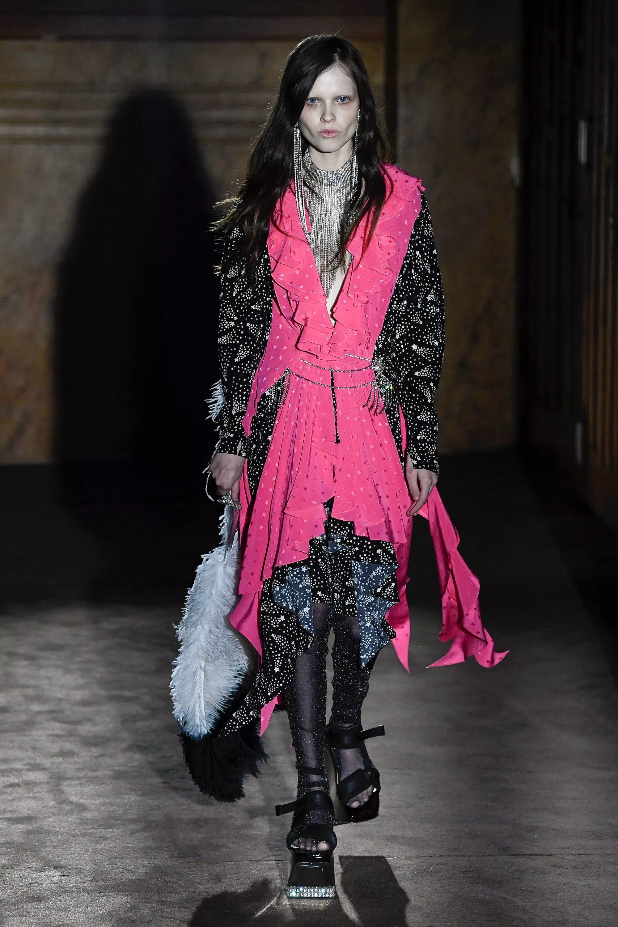 عرض Gucci لربيع 2019 في أسبوع الموضة الباريسيّ: ازدواجيّة في الأسلوب بين الكاجوال والمنمّق