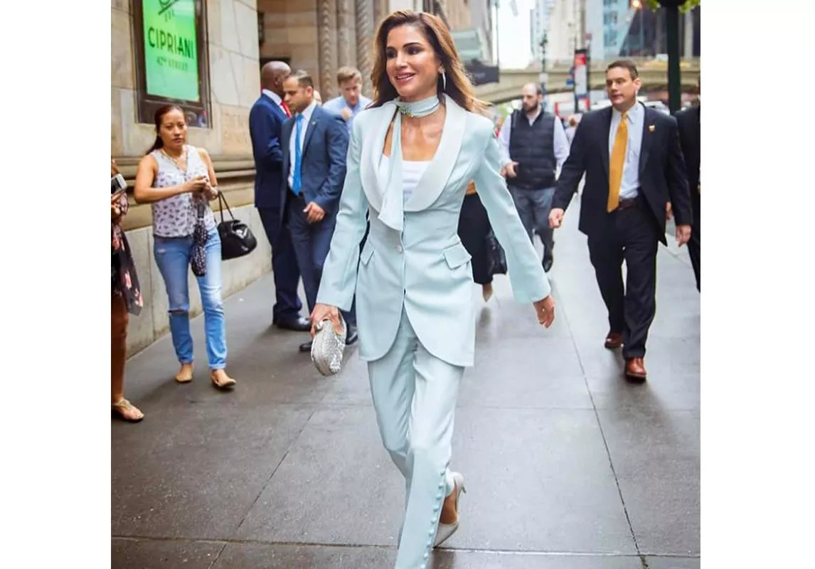 إطلالة الملكة رانيا في الولايات المتّحدة: بزّة عصريّة تعكس أسلوبها الراقي المميّز