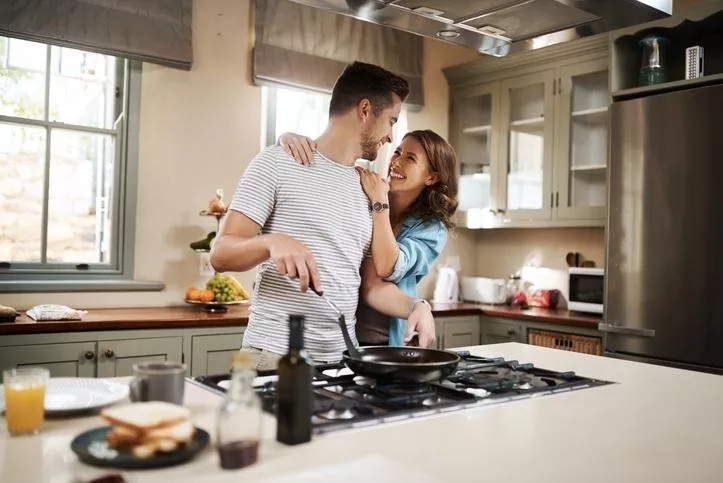 7 نصائح بسيطة تقوي علاقتكِ بزوجكِ خلال انشغالكِ في العمل