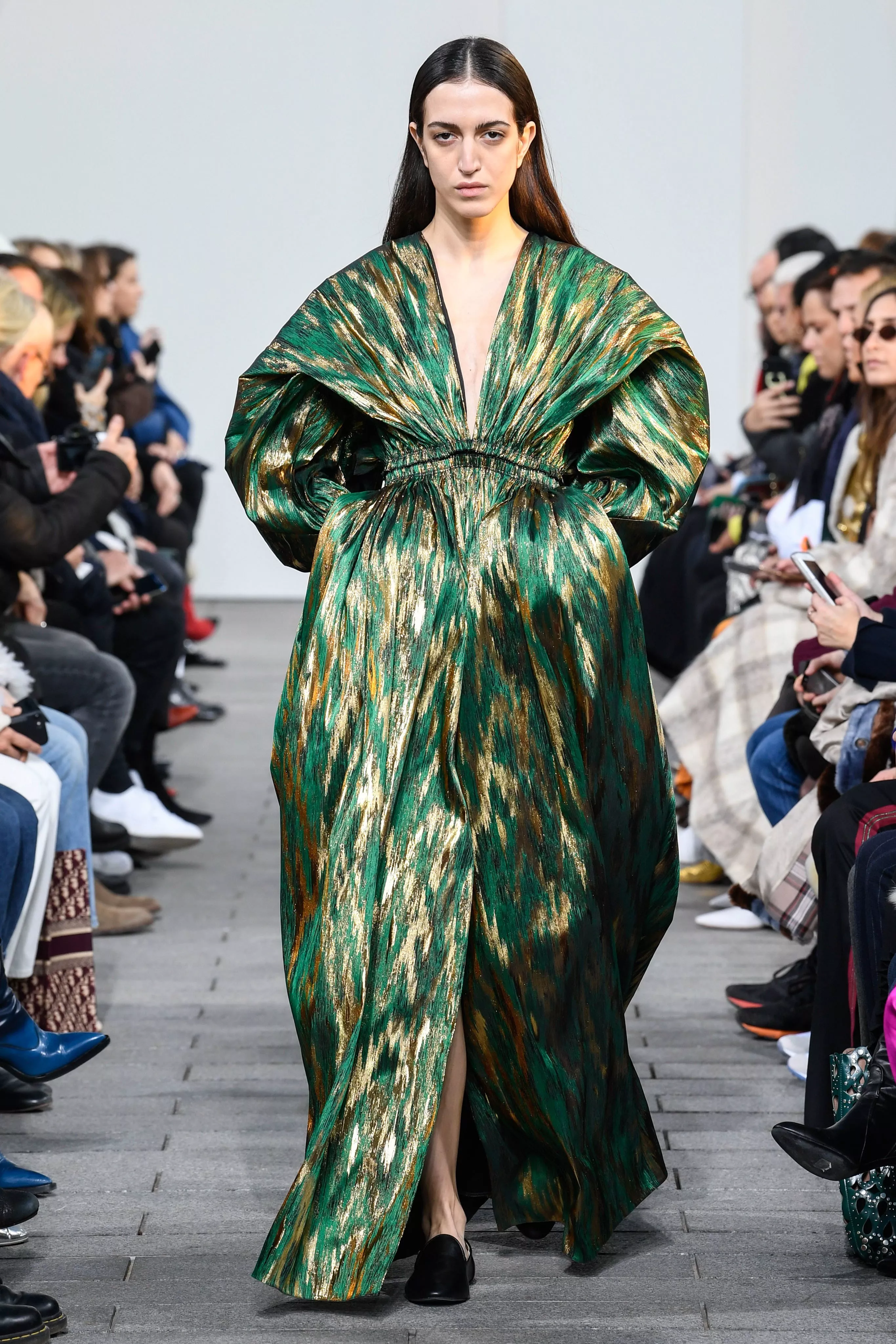 مجموعة Maison Rabih Kayrouz للأزياء الجاهزة لخريف 2019: تصاميم فضفاضة ذات قصّات غير تقليدية!