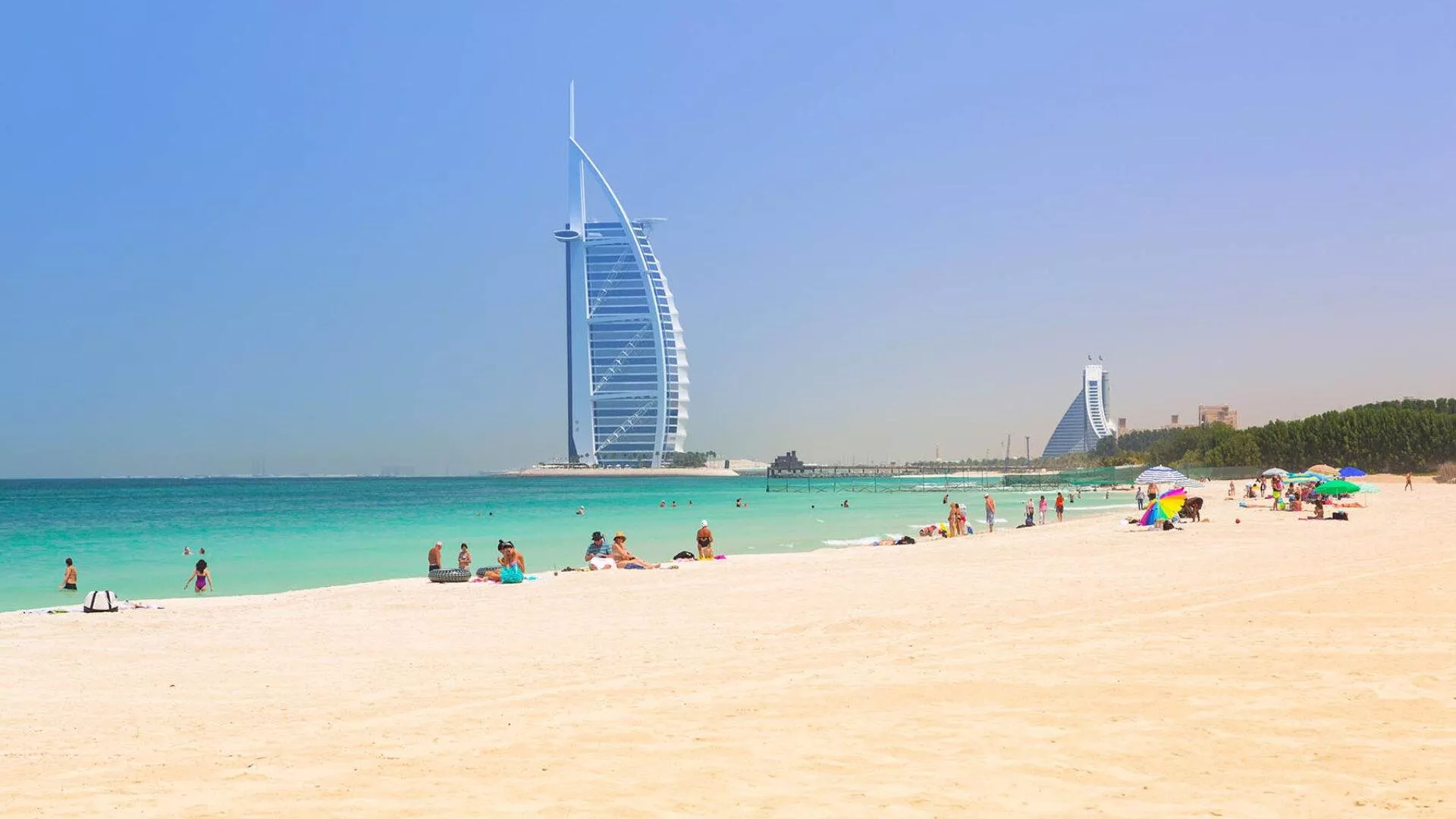 مراكز تجارية وسياحية في دبي تعيد فتح أبوابها، بعد تخفيف قيود حظر التجول بسبب فيروس كورونا