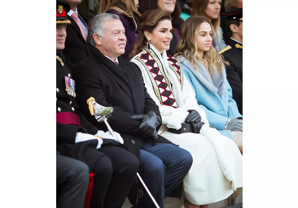 الملكة رانيا في حفل تخرّج الأميرة سلمى: إطلالة أنيقة موقّعة من دور أزياء عربيّة