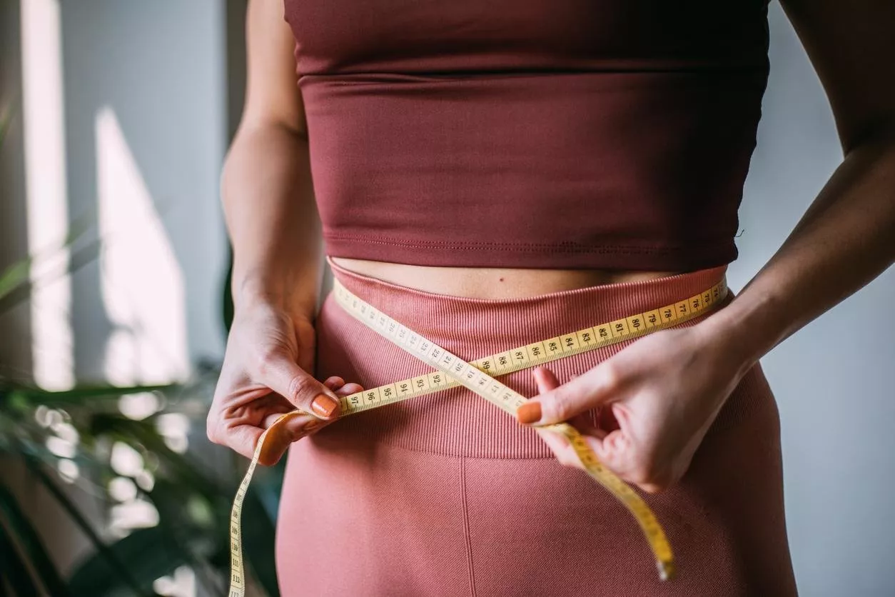 لماذا نخسر ونكتسب الوزن في مناطق معيّنة في الجسم قبل غيرها؟ إليكِ الأسباب