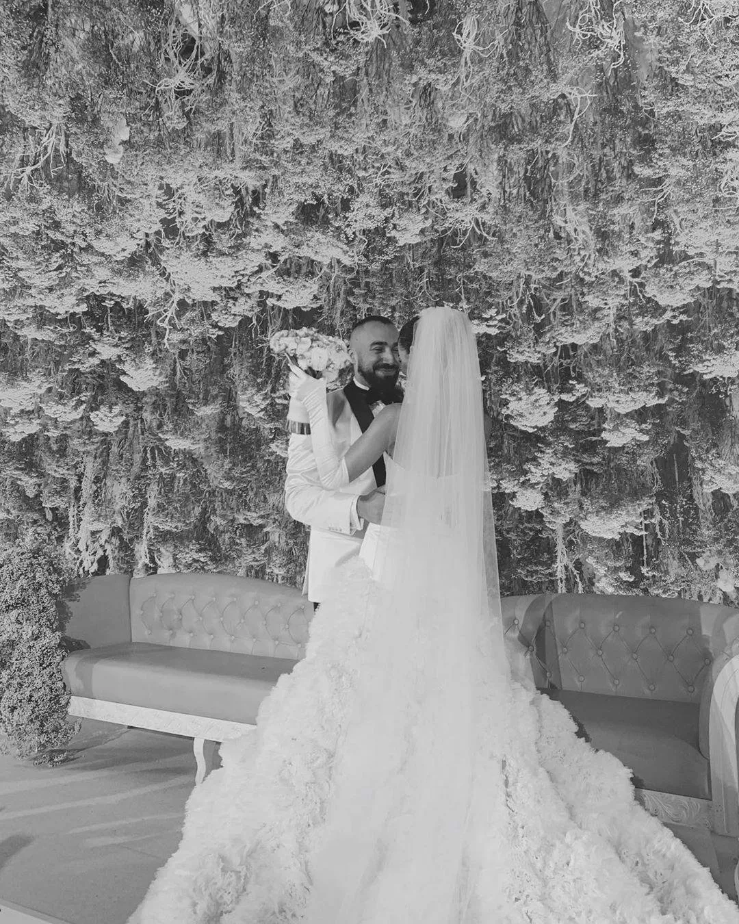 بالصور والفيديو، إطلالتان مختلفتان للفاشينيستا رانيا فواز في حفل زفافها