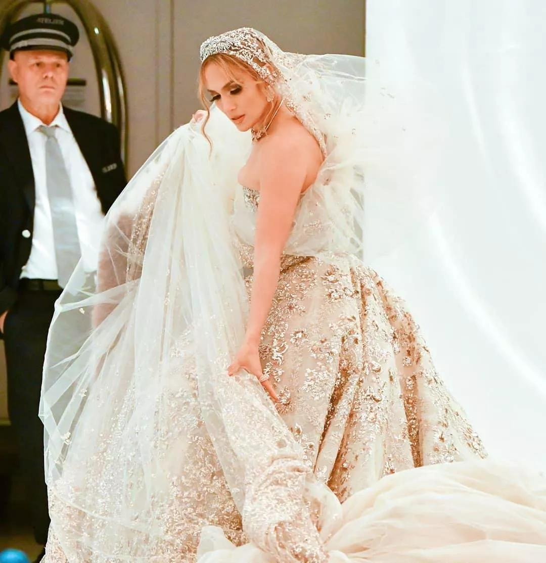 بالصور، Jennifer Lopez تخطف الأنظار بفستان زفاف مرصّع بالمجوهرات من Zuhair Murad