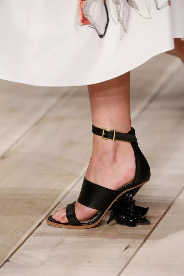 Alexander McQueen تُطلق مجموعة أحذية The Flower Heels لموسم ربيع وصيف 2020
