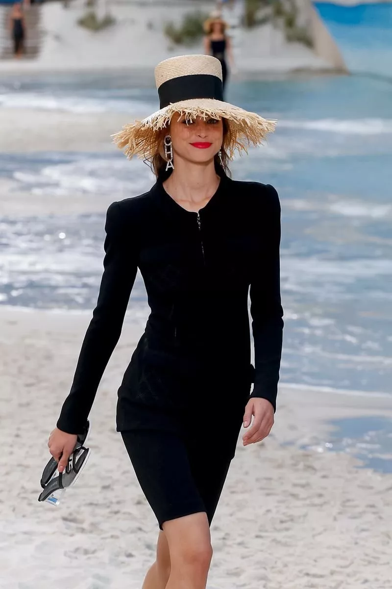 عرض أزياء Chanel لربيع 2019: تصاميم وألوان تحاكي الأجواء الصيفية بامتياز