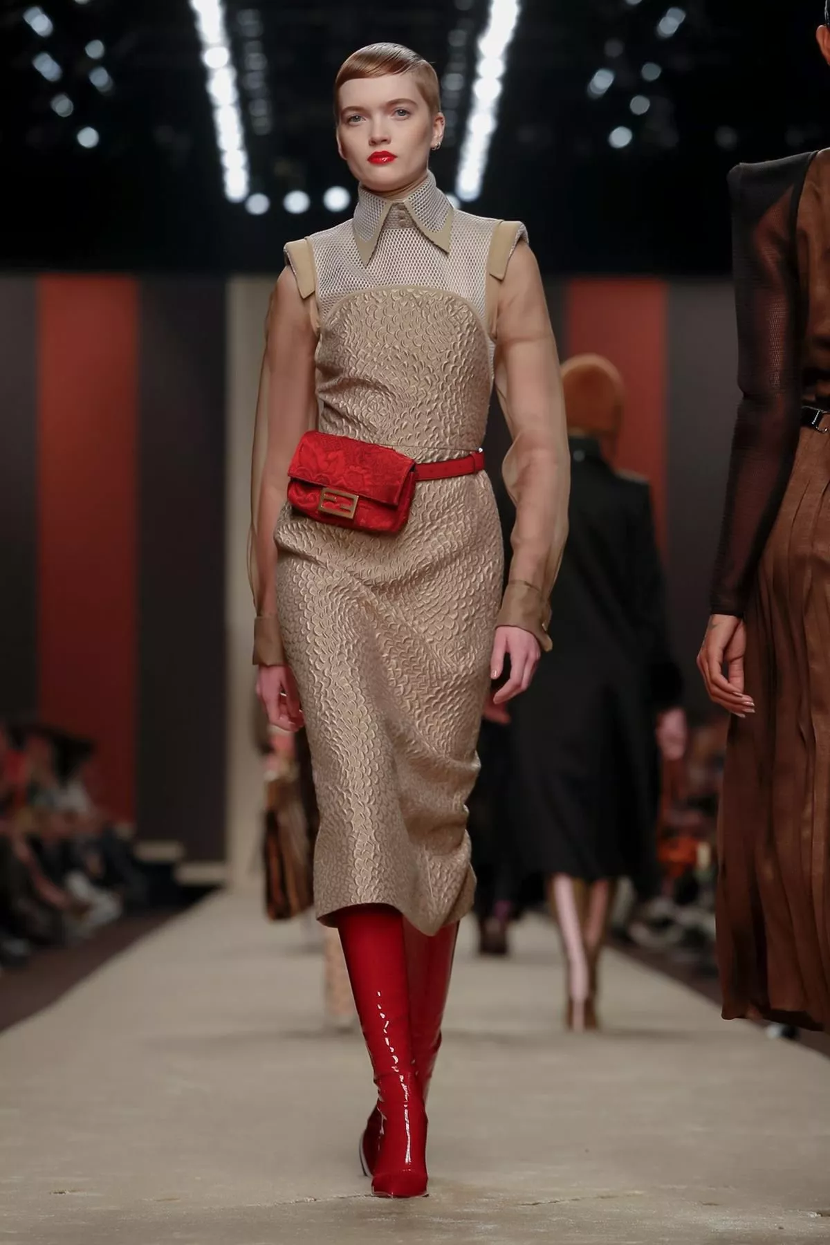 عرض Fendi لخريف 2019 ضمن أسبوع الموضة في ميلانو: مزيج بين الأنثويّ والذكوريّ بلمسات Karl Lagerfeld الأيقونيّة
