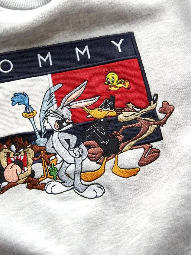 تومي هيلفيغر وشركة وارنر براذرز تطرحان مجموعة Tommy Jeans Looney Tunes® الكبسولية