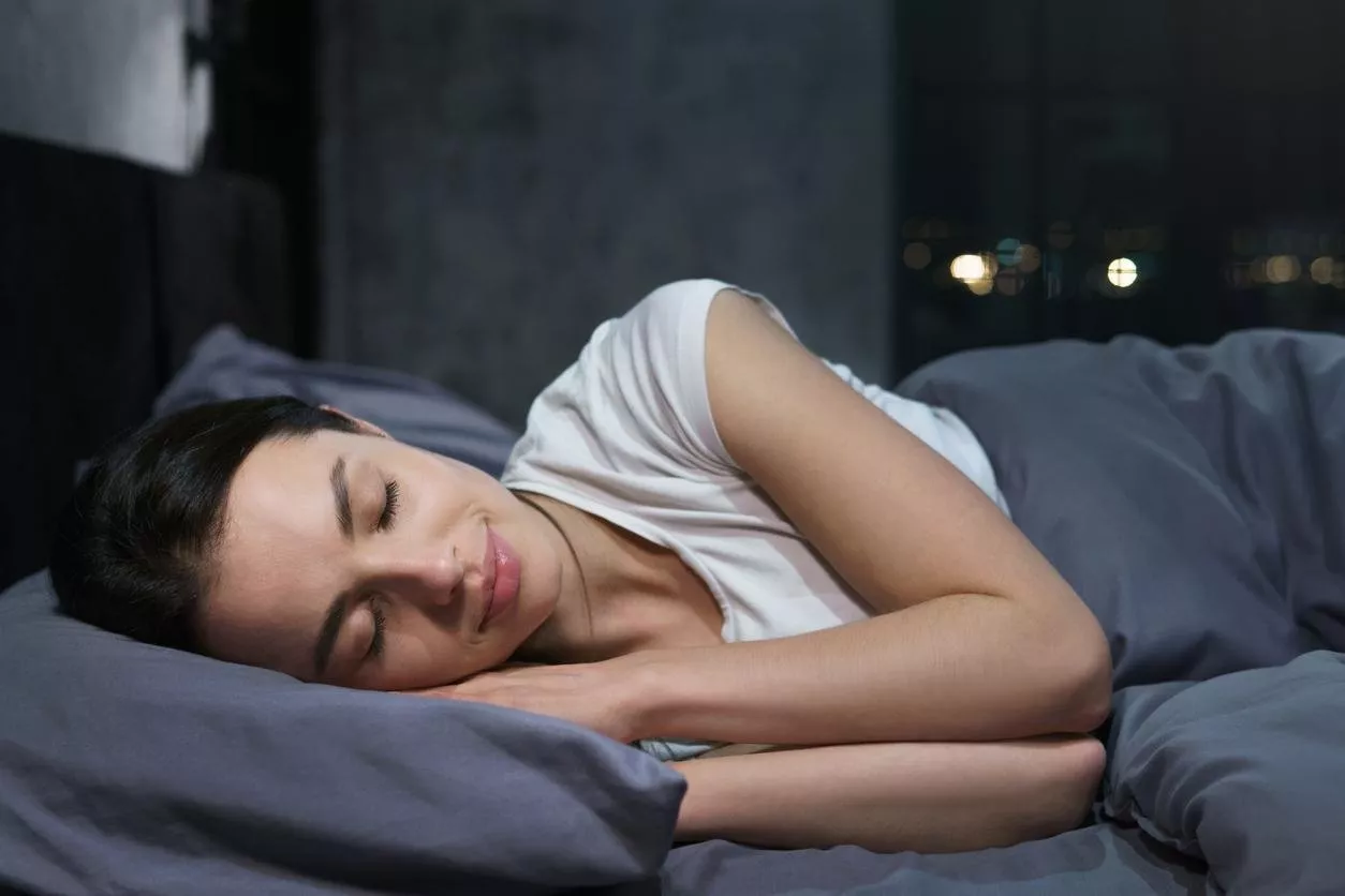 هل هناك علاقة بين وضعية النوم والأحلام؟ إليكِ الجواب