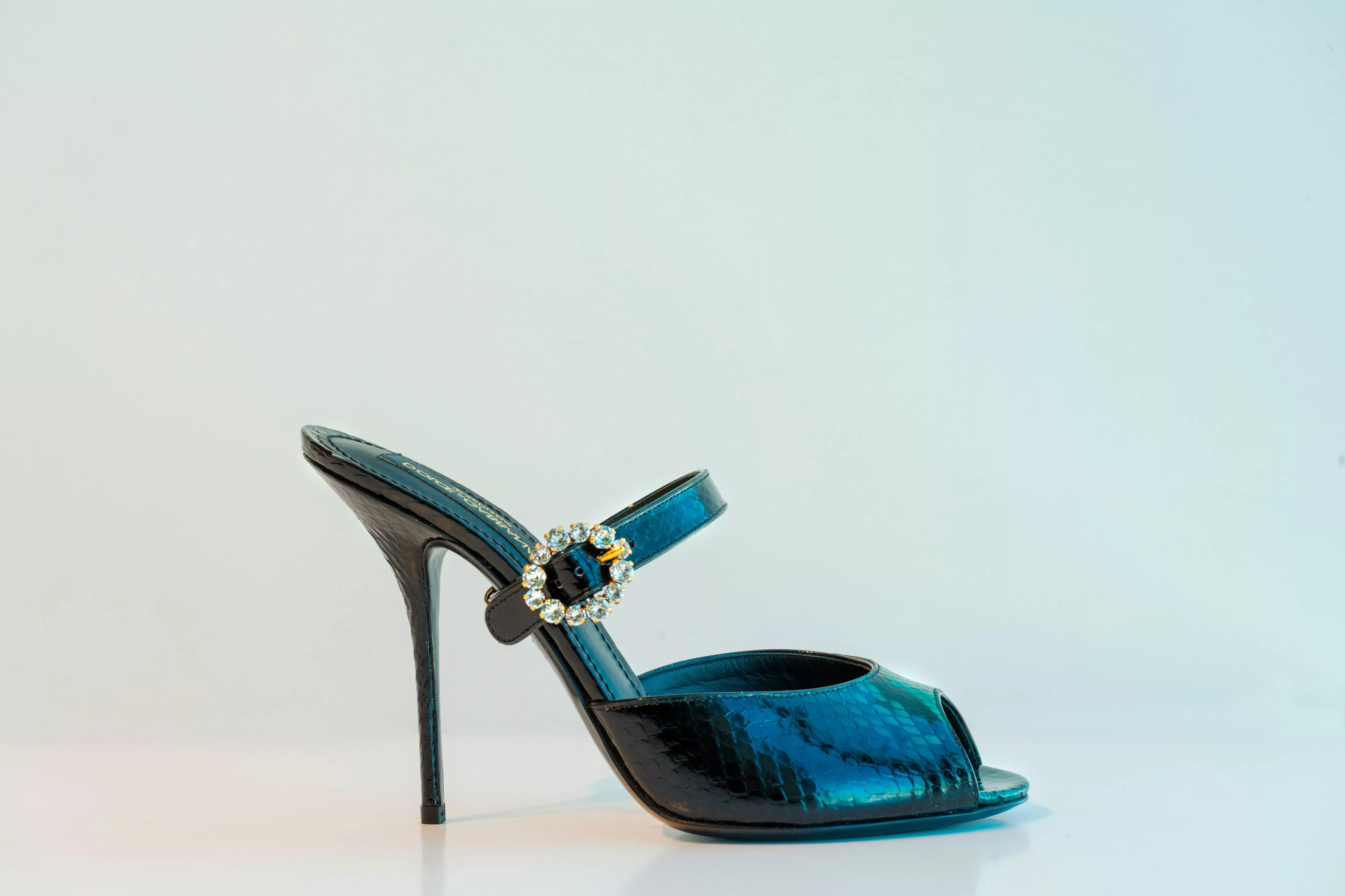 Dolce & Gabbana تطلق 4 أكسسوارات حصرية لـLevel Shoes