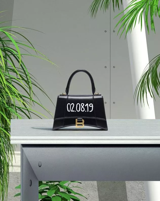 بالنسياغا تفتتح متجرها المؤقّت The Balenciaga Ephemeral Handbag Shop في دبي والكويت