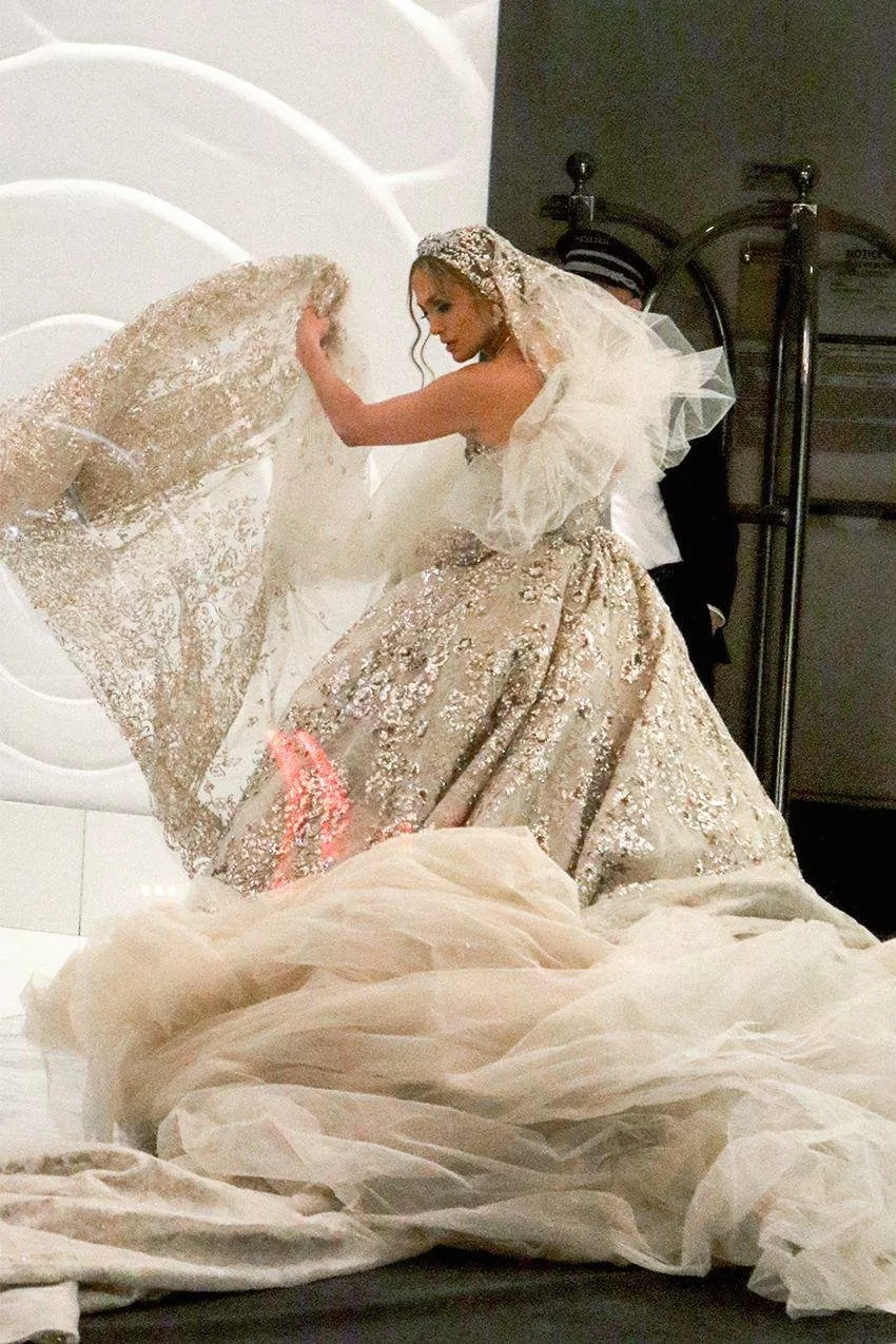 بالصور، Jennifer Lopez تخطف الأنظار بفستان زفاف مرصّع بالمجوهرات من Zuhair Murad