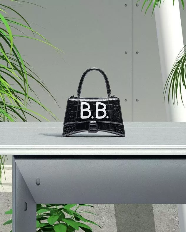 بالنسياغا تفتتح متجرها المؤقّت The Balenciaga Ephemeral Handbag Shop في دبي والكويت