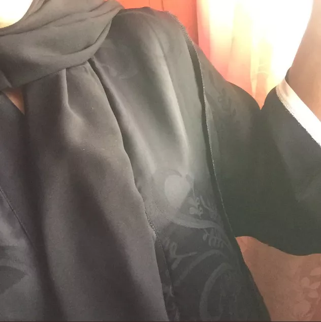 حملة العبايا المقلوبة: تعبير عن رفض النساء السعوديات لارتدائهنّ العبايا التقليدية