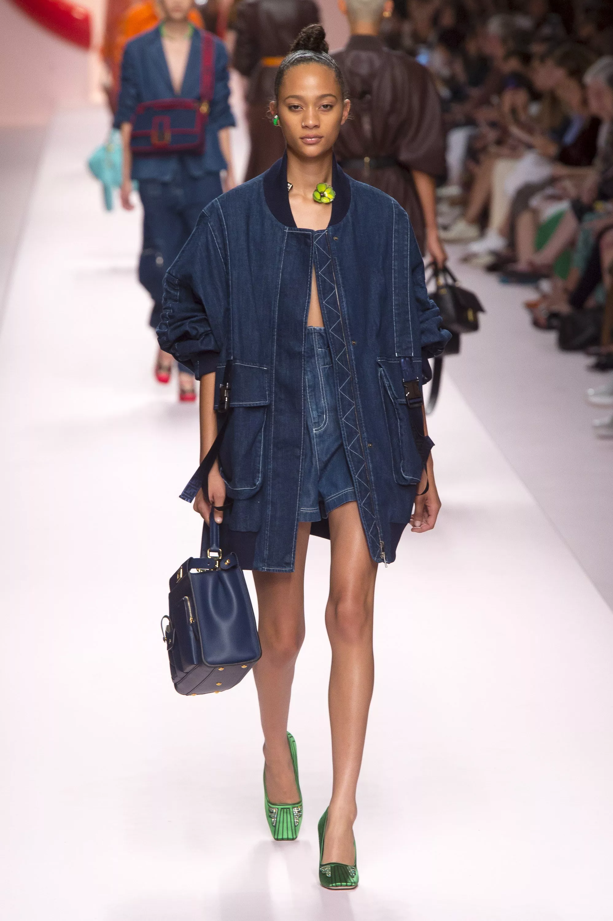 عرض Fendi لربيع 2019 ضمن أسبوع الموضة في ميلانو: جيب هائلة وأسلوب أقرب إلى واقع المرأة المشغولة