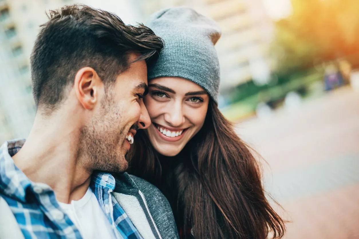 المرأة تشعر بالسعادة أكثر عند الزواج من رجل أقل جاذبية منها، بحسب الدراسات