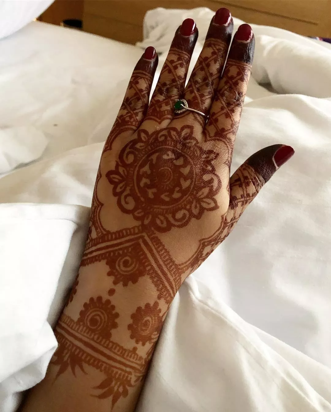 للعروس المستقبلية، زيّني يديكِ بأجمل موديلات نقش حناء اماراتي