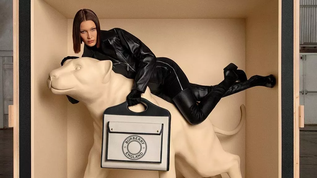 دار Burberry تطلق الحملة الإعلانية لحقيبة Pocket من بطولة Bella Hadid