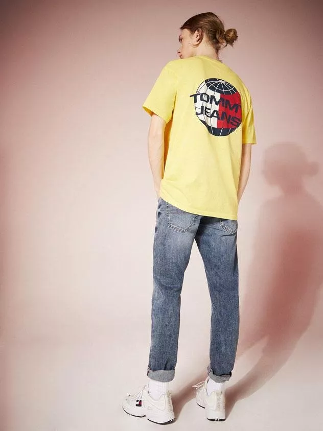 Tommy Hilfiger تطرح مجموعة Tommy Jeans Summer Heritage الكبسولية في موسم الأعياد