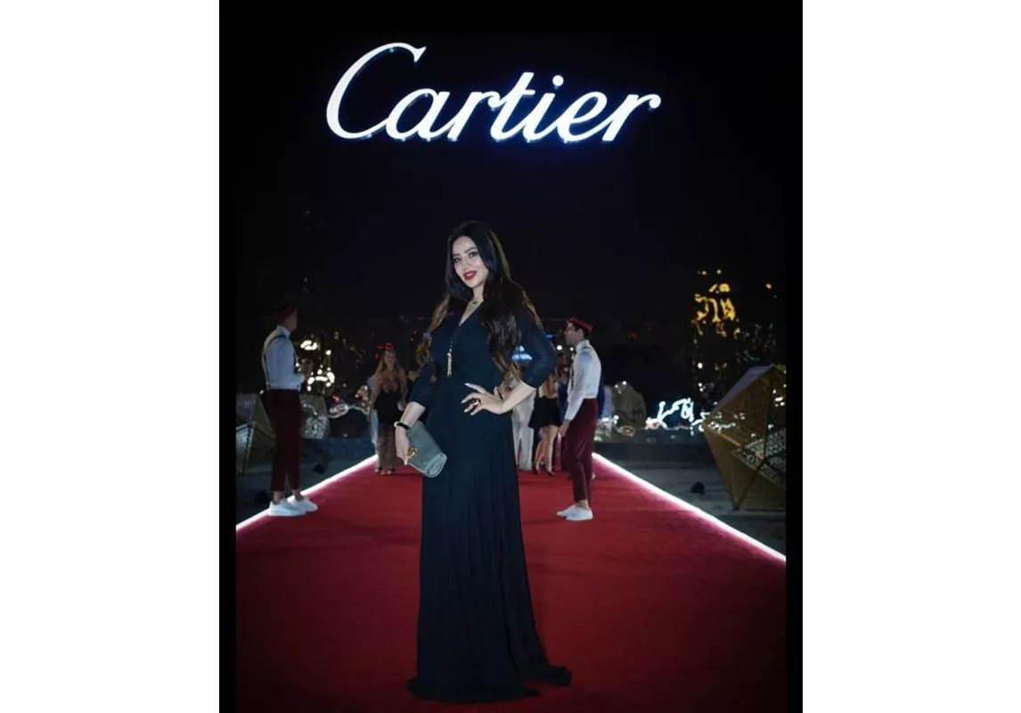 إطلالات النجمات والفاشينيستا في حفل Cartier Mirage في دبي