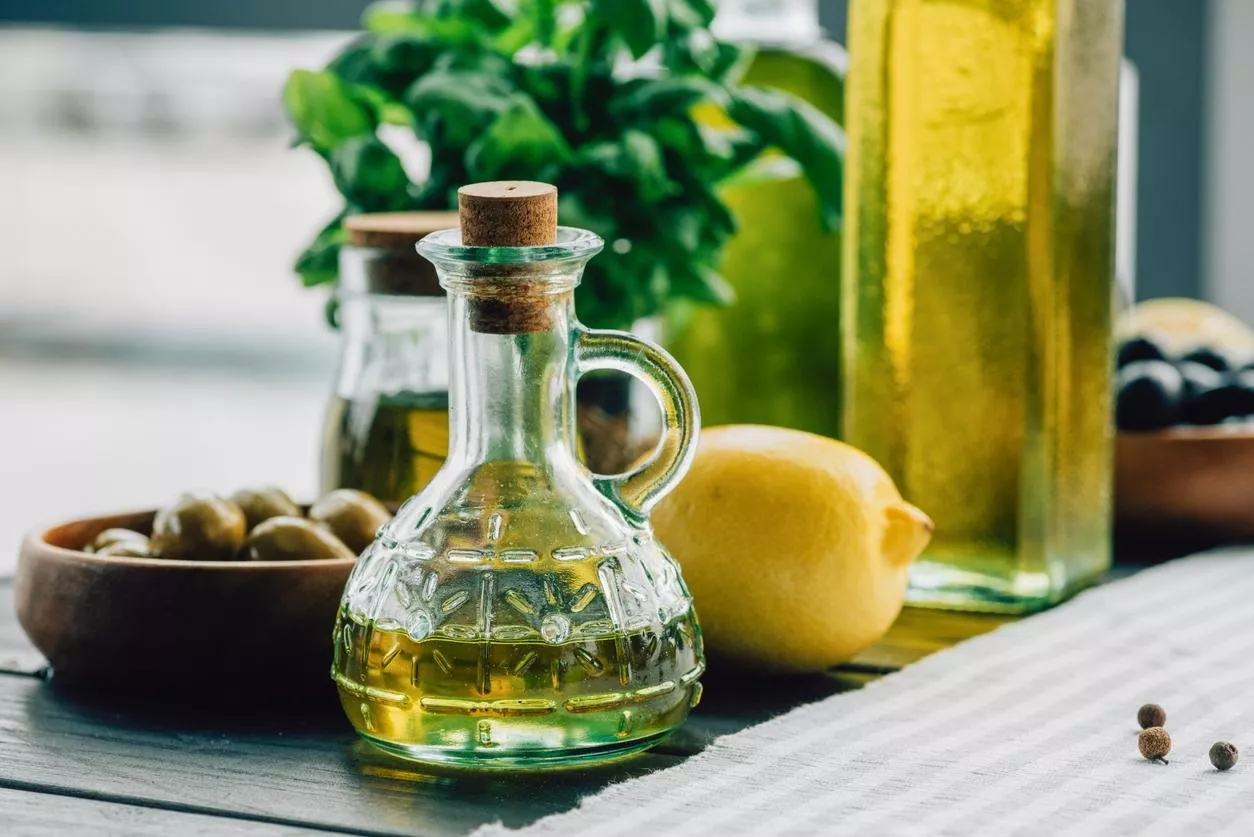 فوائد عصير الليمون وزيت الزيتون معاً: هل كنتِ تعلمين بها؟
