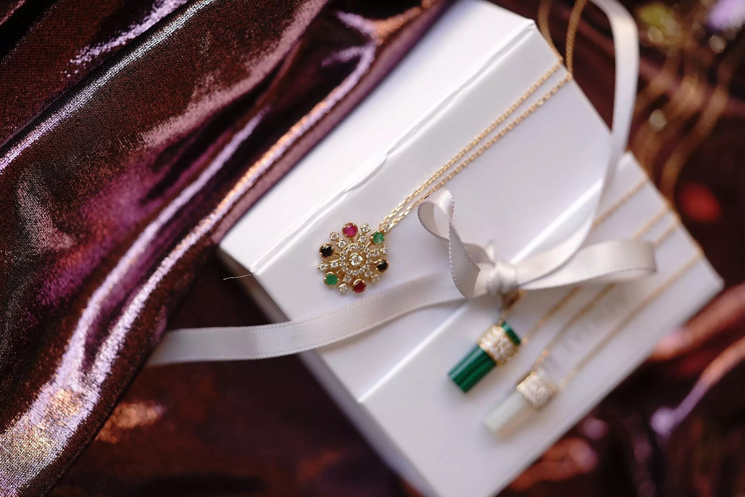 أفكار هدايا في اليوم الوطني الاماراتي 48: مجوهرات وملابس مستوحاة من المناسبة