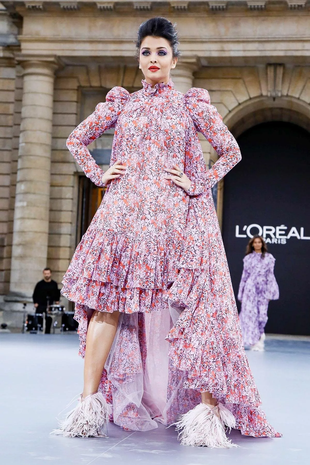 النجمات العربيات والعالميات يتألّقن على منصة L’Oréal Paris ضمن أسبوع الموضة الباريسي