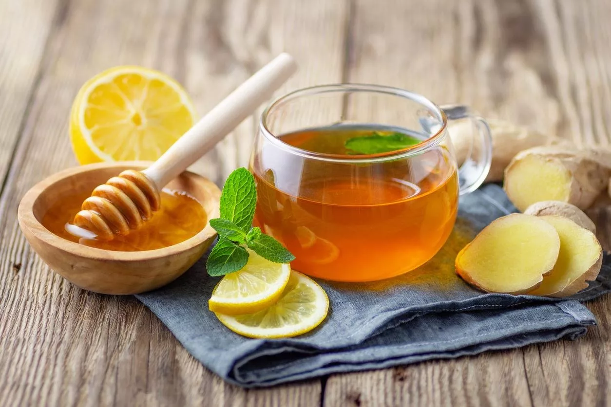 ما هي فوائد الشاي الاخضر مع العسل للعناية بالبشرة والشعر؟