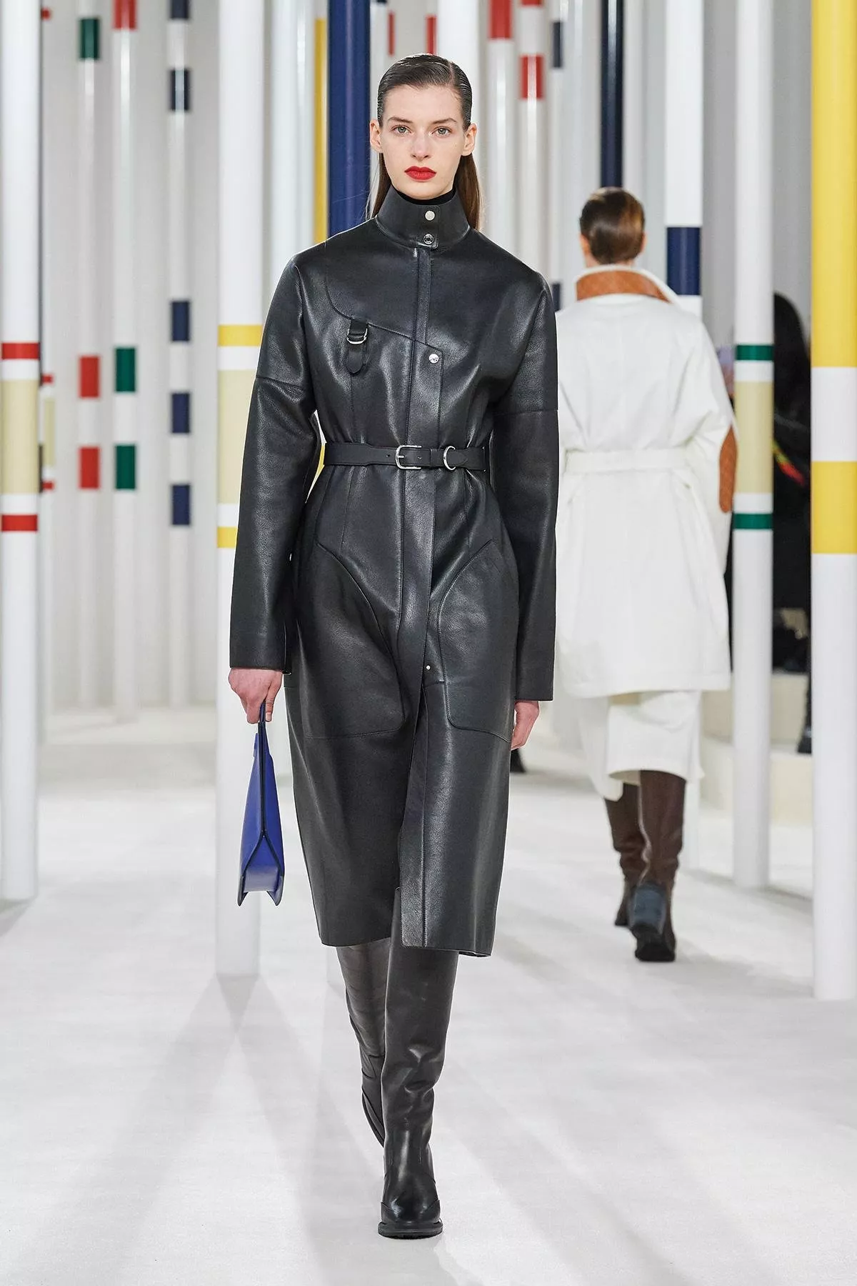 المعطف الأسود الجلدي: صيحة ستعكس شخصيّتكِ القوية وجاذبيّتكِ في خريف 2020