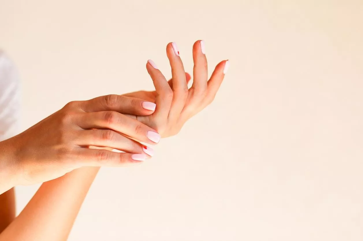 5 خلطات طبيعية ستساعدكِ على تفتيح مفاصل أصابع اليد
