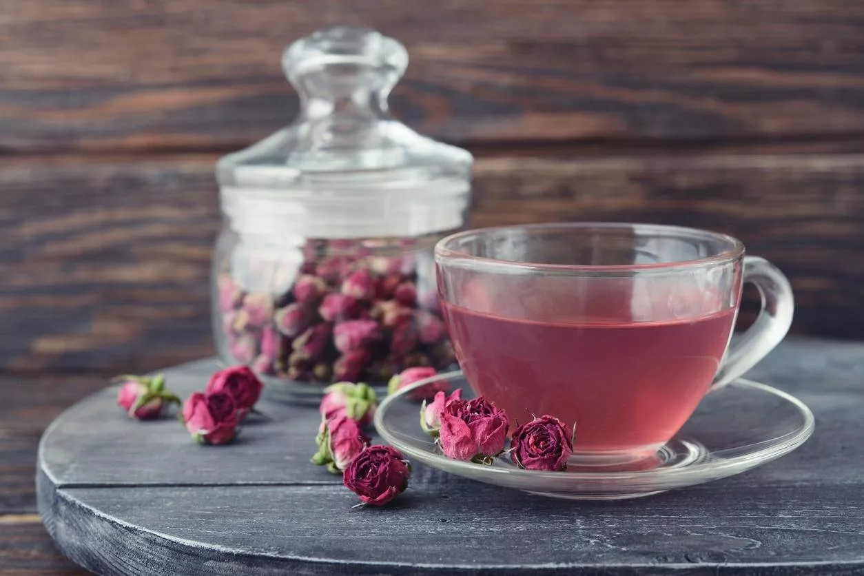 فوائد شاي الورد وطريقة سهلة لتحضيره في البيت