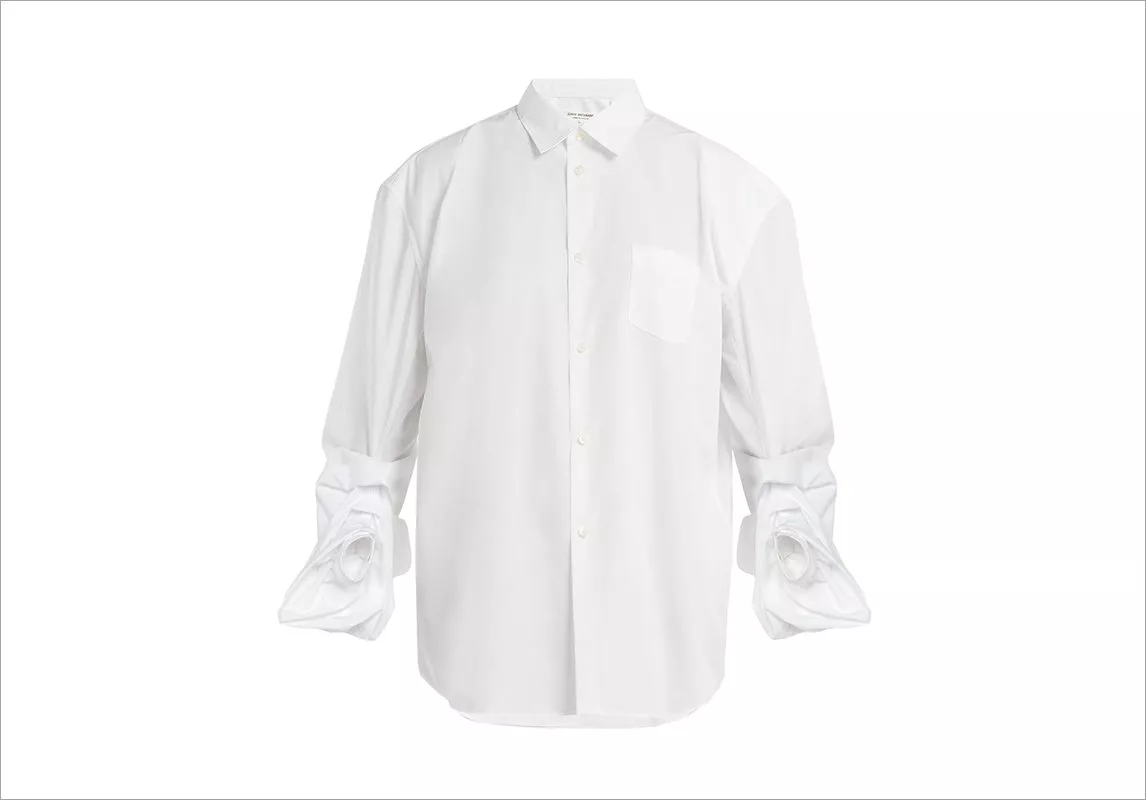 القميص الأبيض ذو الأكمام الطويلة لإطلالة فريدة من نوعها وعصريّة في الوقت نفسه