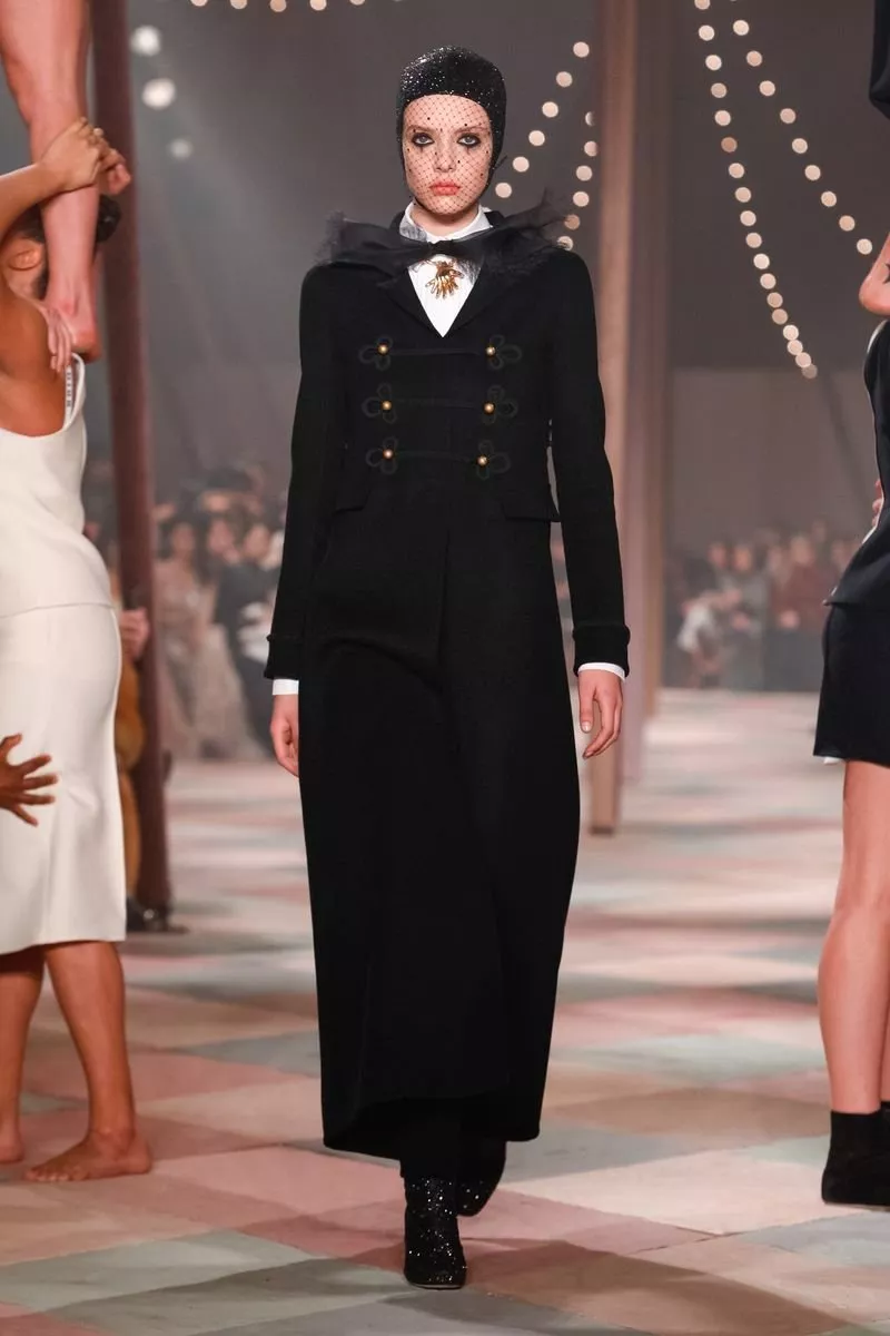 مجموعة Dior للخياطة الراقية لربيع 2019: إطلالات مستوحاة من أزياء السيرك