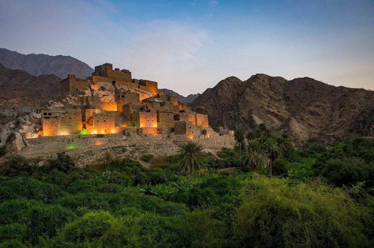 السياحة في السعودية: قرية ذي عين الاثرية تتربّع على عرش الجبل في منطقة الباحة