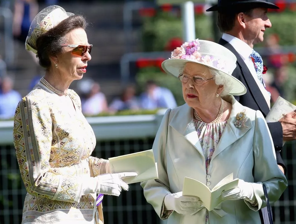 لغة جسد الملكة إليزابيث مع أبرز أفراد العائلة الملكية عبر السنين، تكشف الكثير من الحقائق