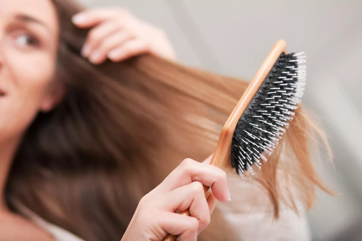 كل متى يجب تنظيف فراشي الشعر، وما الطريقة الصحيحة للقيام بذلك؟