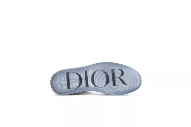 ديور تُطلق حذاء Air Jordan 1 OG Dior الرياضي ومجموعة الكبسولة Air Dior