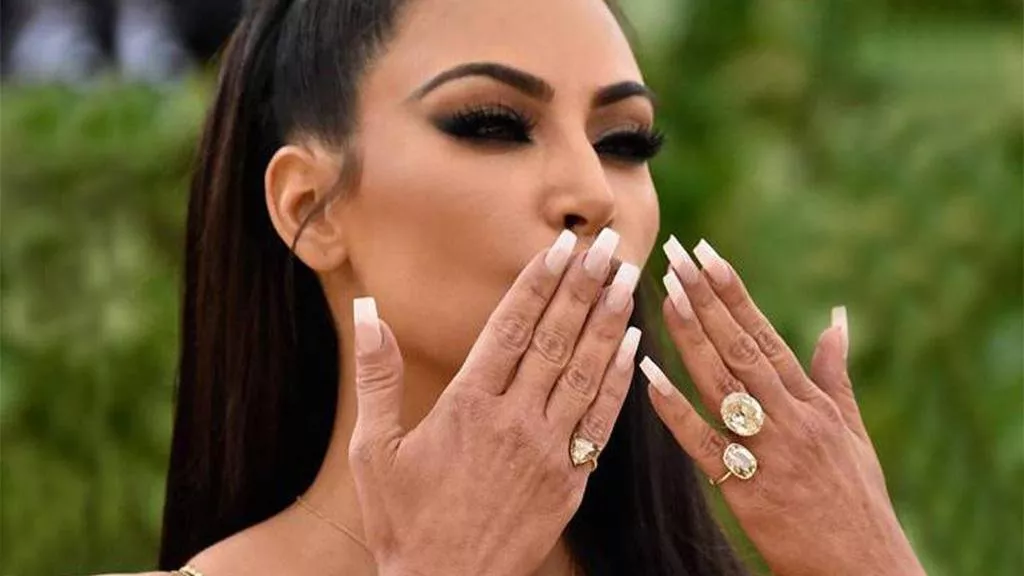 لماذا تضع السيدات خاتم زواج في إصبع الخنصر؟