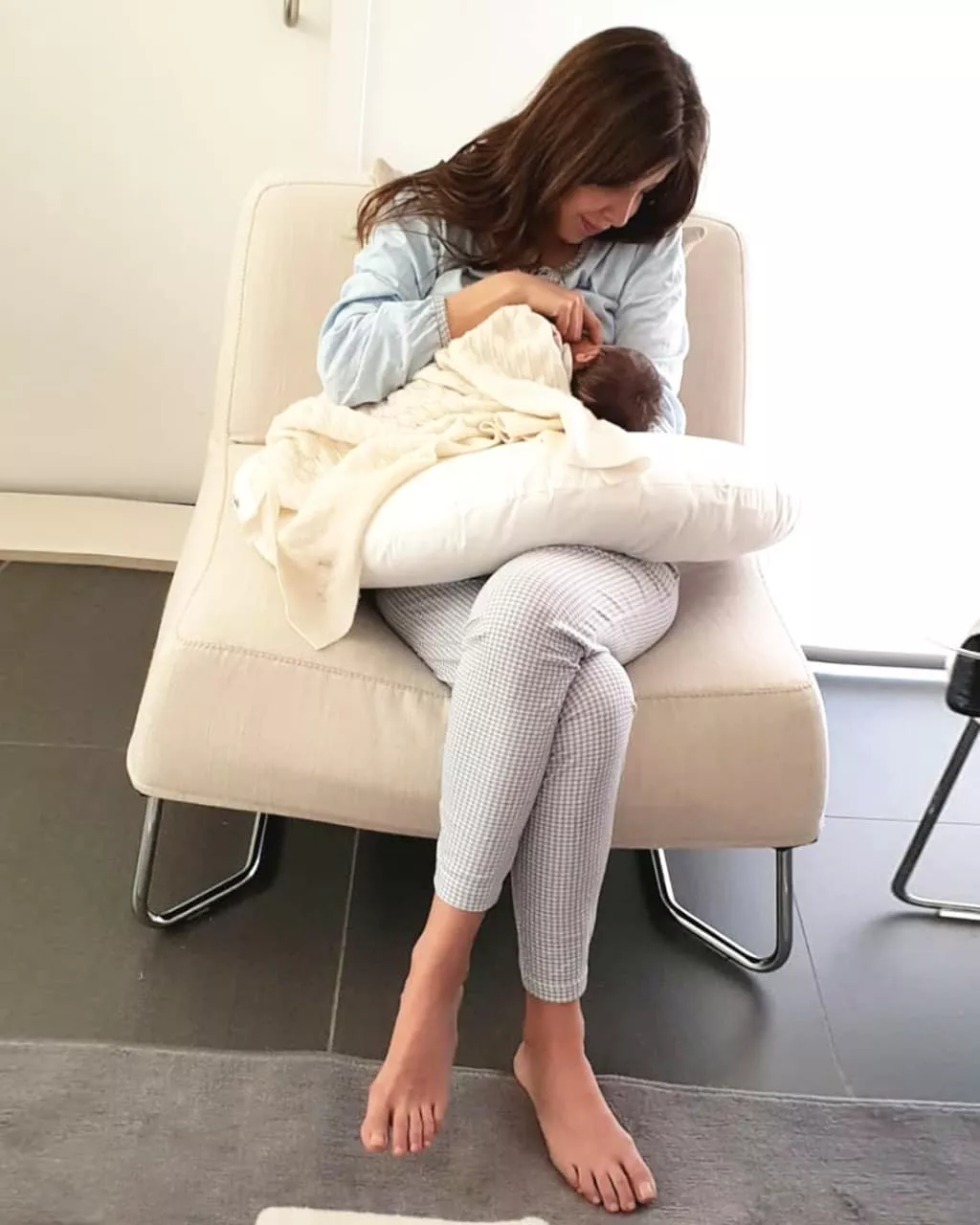 الصورة الأولى لنانسي عجرم مع ابنتها ليا: رسالة توعية حول الرضاعة الطبيعيّة!