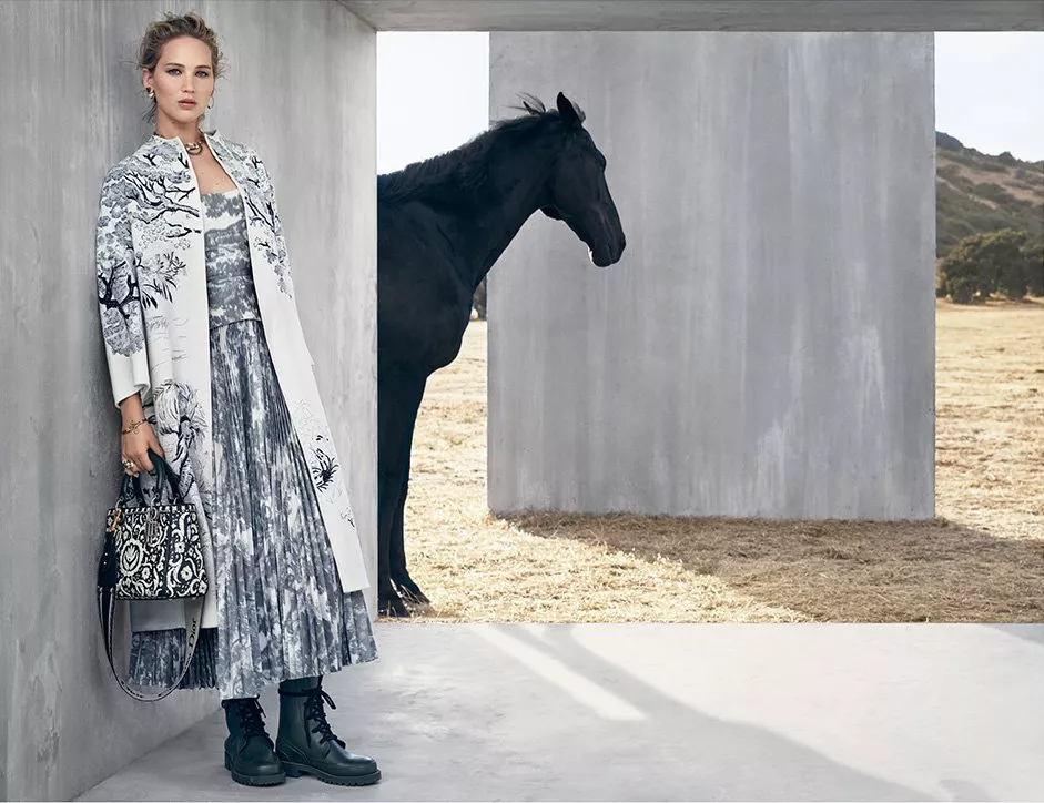Dior تفترش الصحراء بمجموعة Cruise 2019: الأنوثة المتحرّرة!