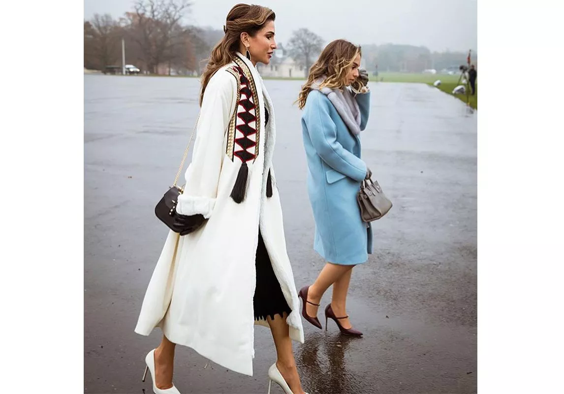 للمرّة الأولى، الملكة رانيا تردّ على الإنتقادات السلبيّة حول تكلفة ملابسها