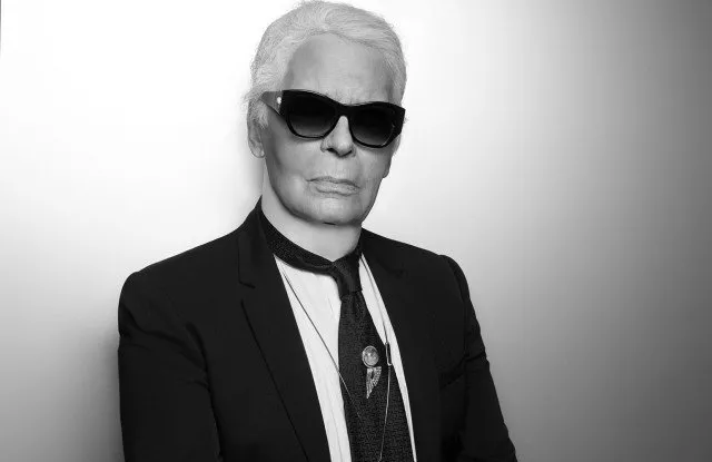 Karl Lagerfeld يفارق الحياة عن عمر الـ85: عملاق شامخ في عالم الموضة وخارجه