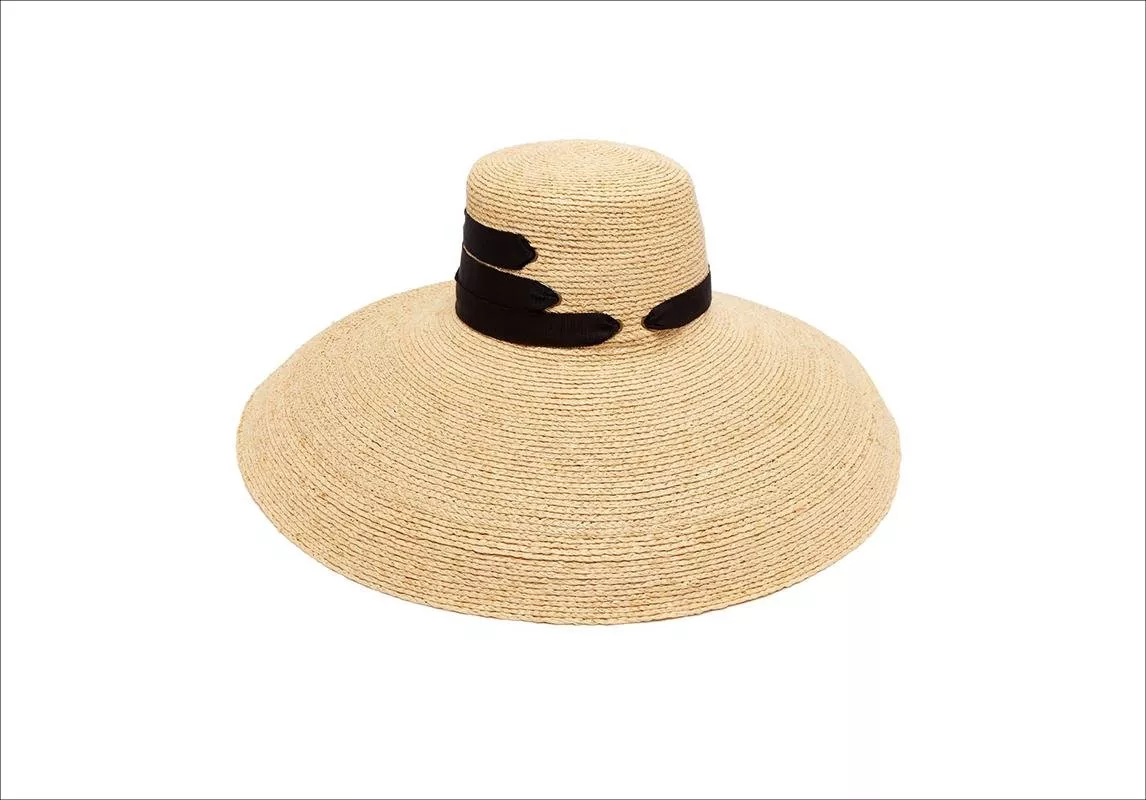 قبعة القش المبالغ بحجمها: صيحة لا مفر منها هذا الصيف