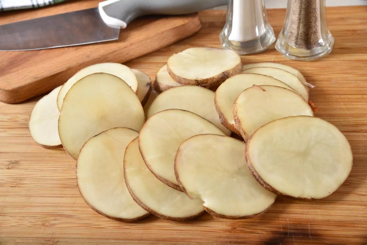 فوائد البطاطس في التخلص من انتفاخ العينين والهالات السوداء