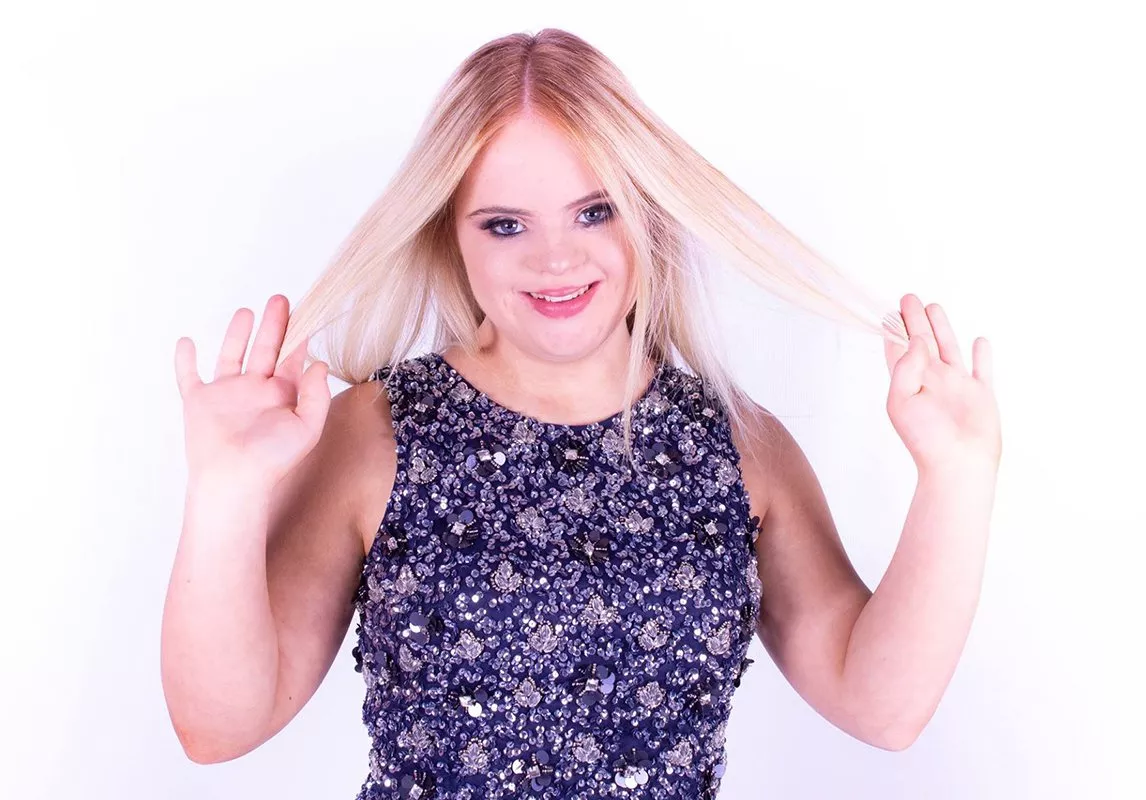 فتاة مصابة بمتلازمة داون تصبح الوجه الإعلاني الجديد لـ Benefit Cosmetics في ايرلندا!