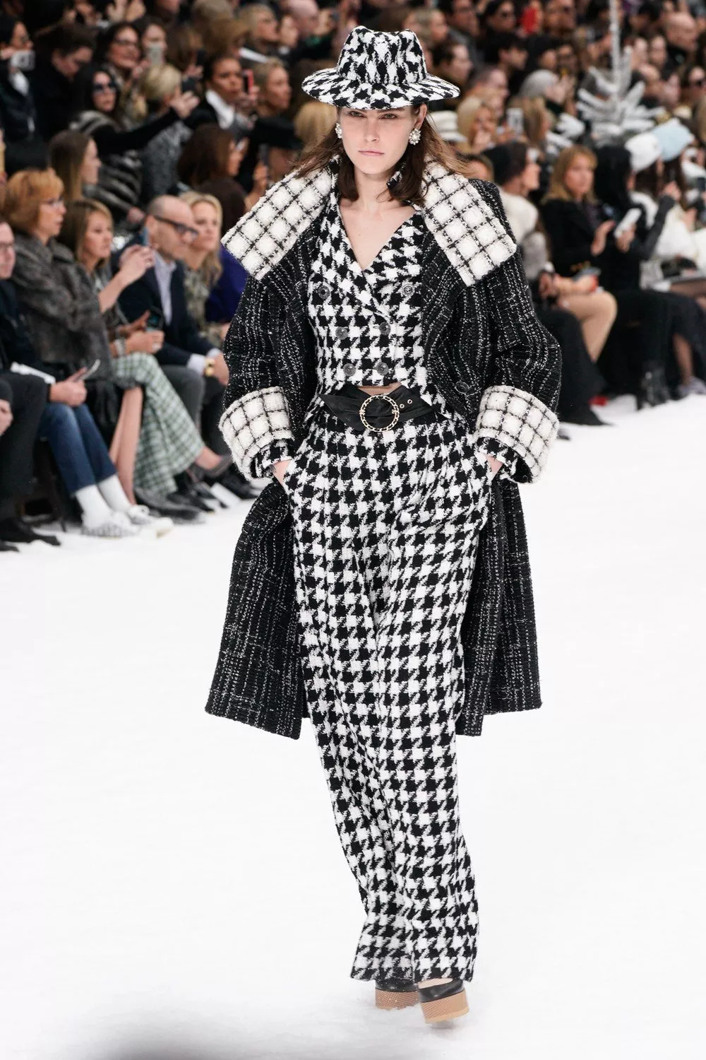 عرض أزياء Chanel لخريف 2019: منصّة تزلّج وسط القصر الكبير في باريس