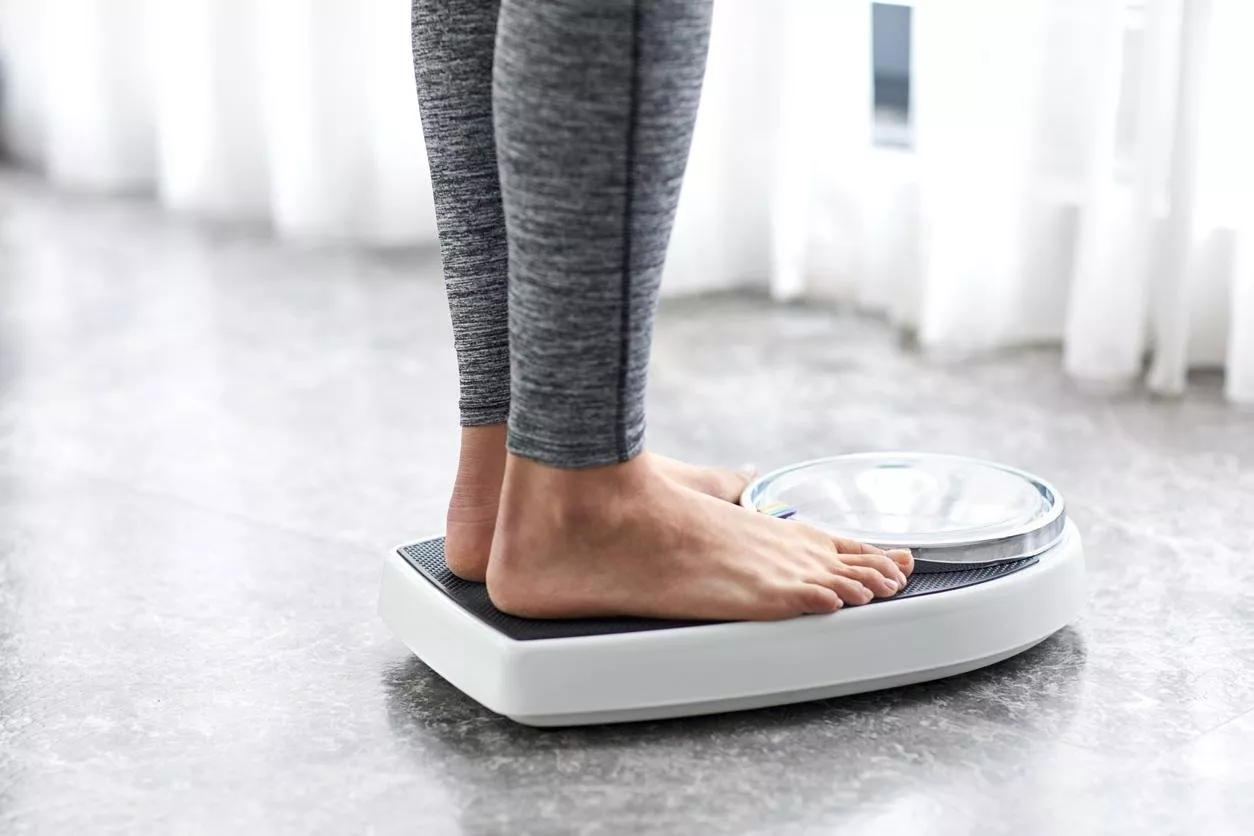 الميزان يظهر زيادة وزنك رغم خسارة الدهون... لماذا؟