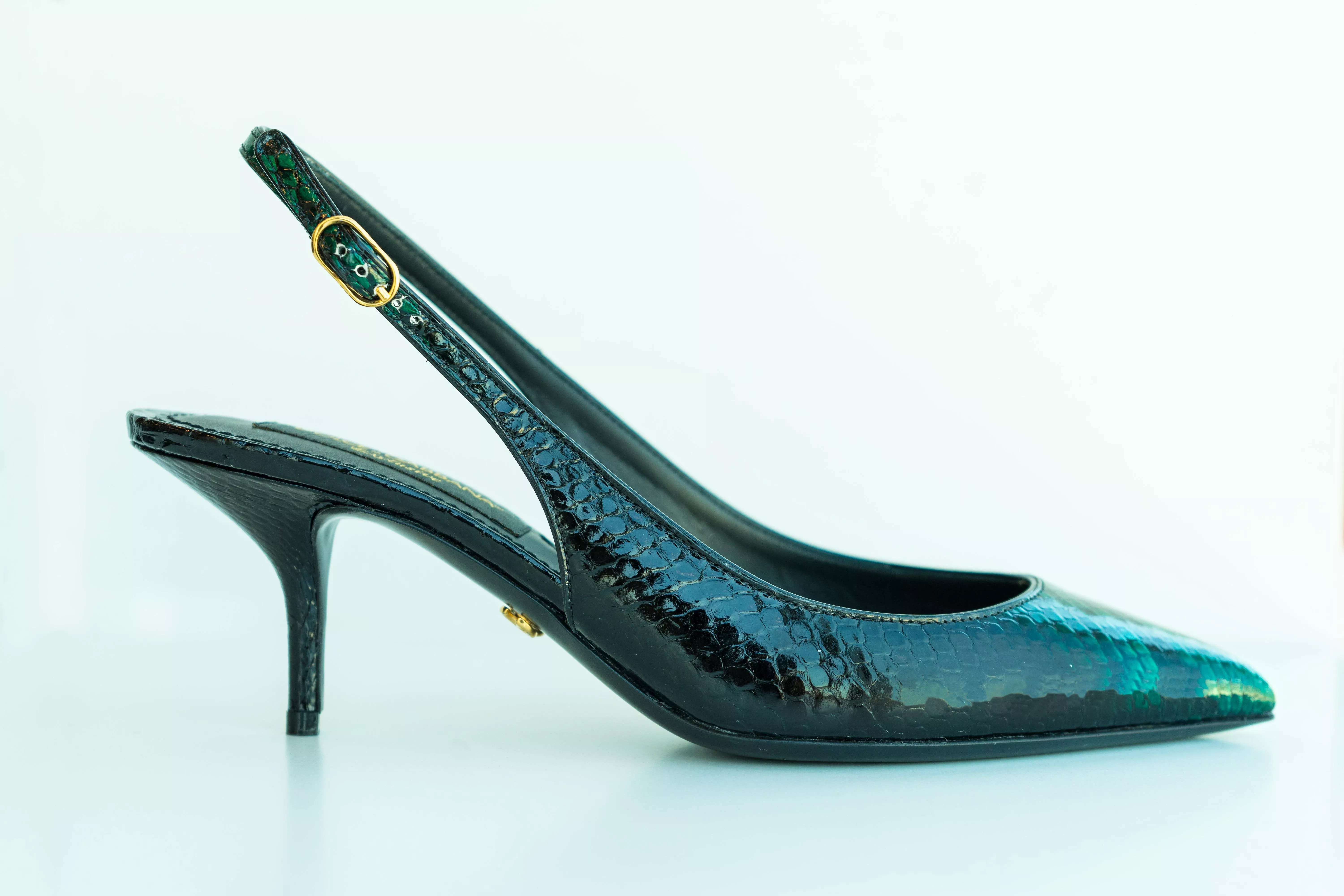 Dolce & Gabbana تطلق 4 أكسسوارات حصرية لـLevel Shoes