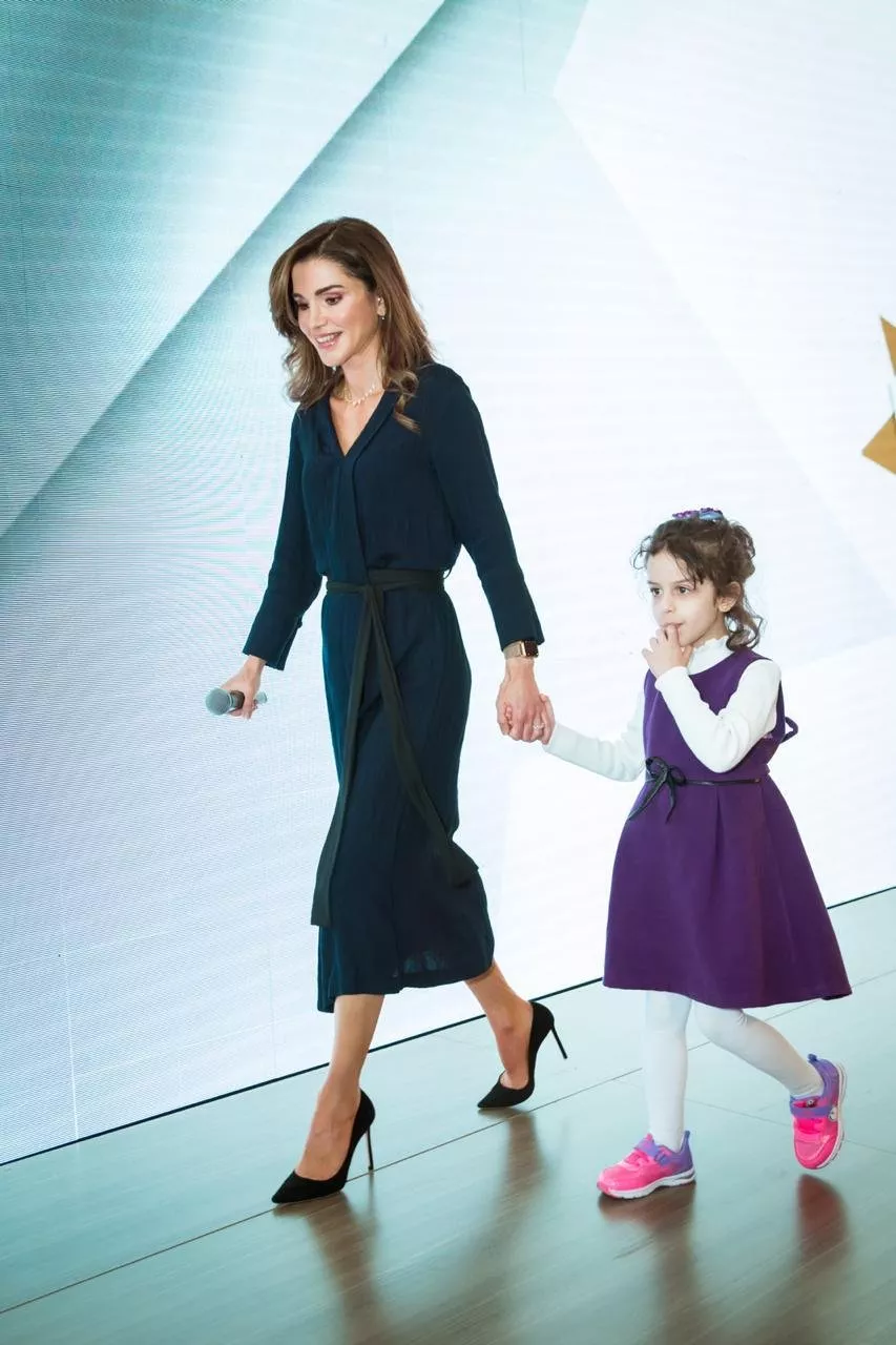 الملكة رانيا تختار إطلالة من Zara للإحتفال بتخرّج الفوج الثاني من أكاديميّتها لتدريب المعلّمين